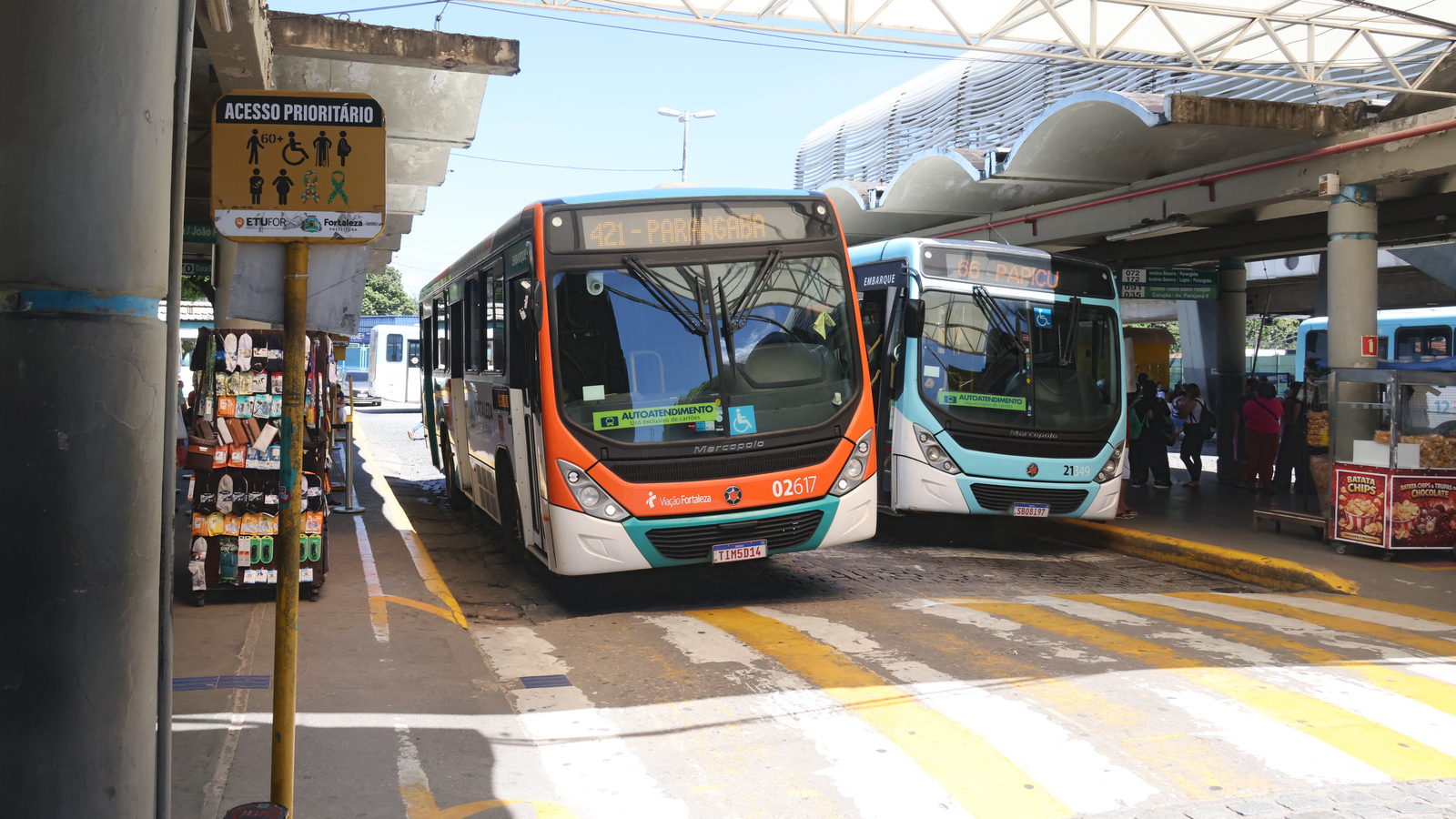 Ônibus circulando em via próxima a uma faixa de pedestres no Terminal Parangaba, em Fortaleza
